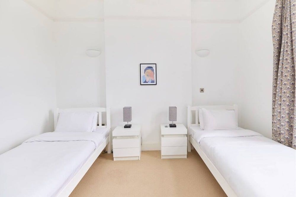 undefined The Woolwich Retreat - Enticing 5bdr House With Parking 9