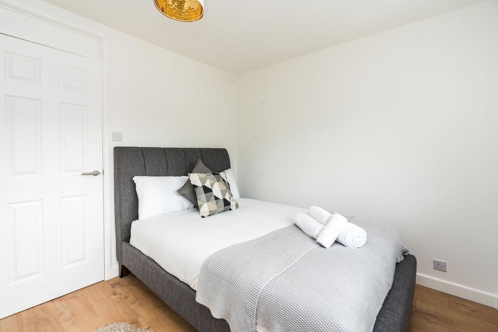 undefined Sleek and Stylish 2BD Home With a Garden Anerley 8