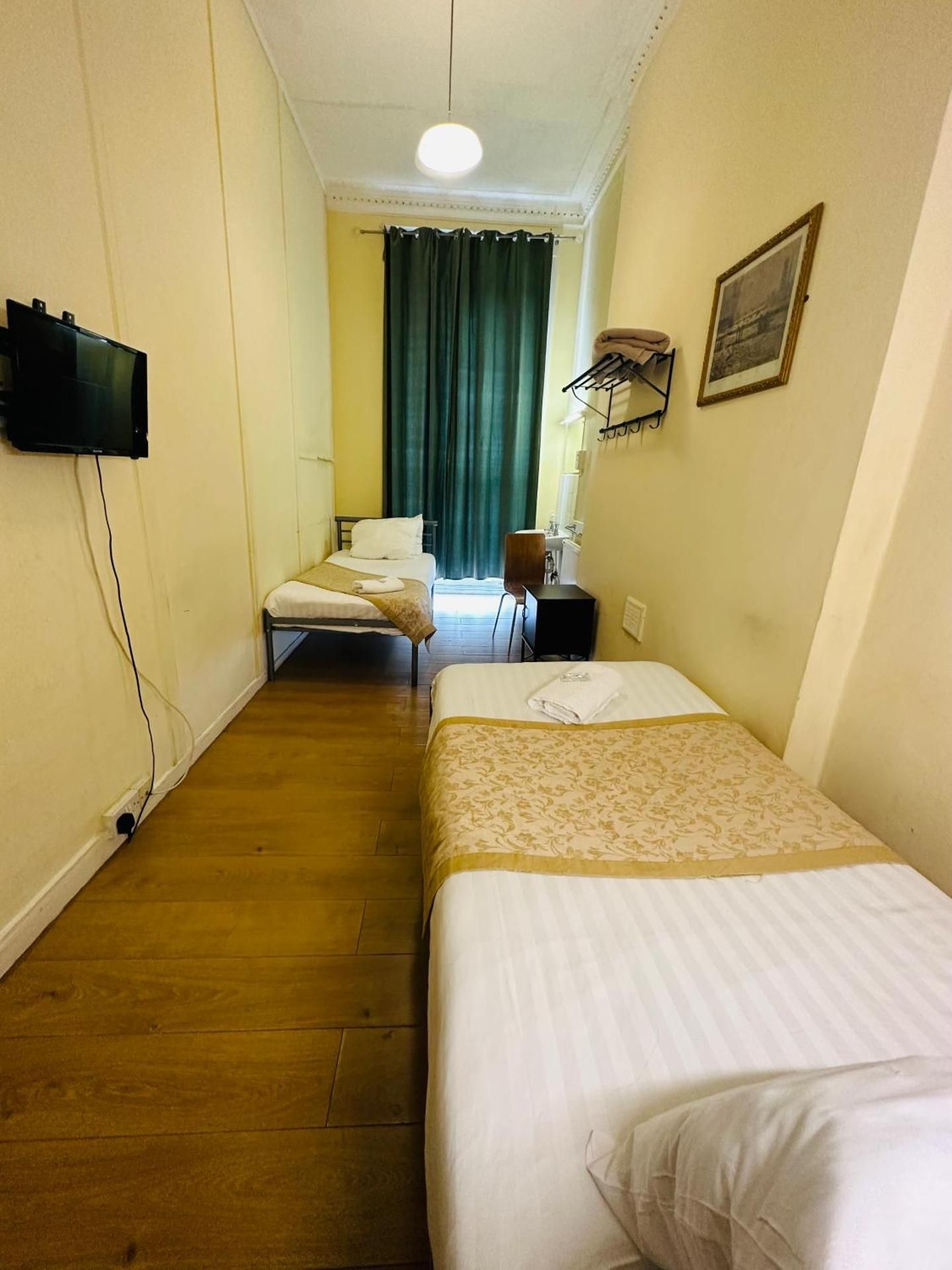 Thanet Hotel Annex Basic Twin Room with Shared Bathroom 2