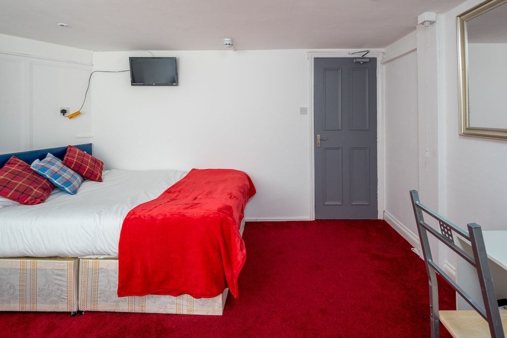 Isledon Hotel Family Room, 2 Double Beds, Ensuite 5