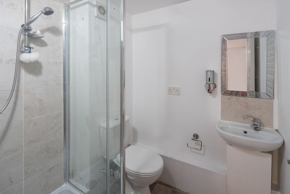 Isledon Hotel Family Room, 2 Double Beds, Ensuite 7