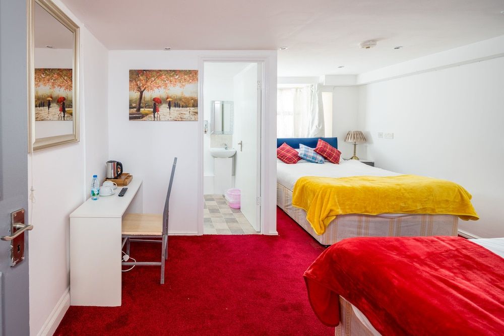 Isledon Hotel Family Room, 2 Double Beds, Ensuite 6