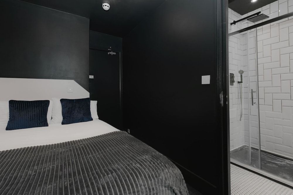 Amsterdam Hotel Double Room, Ensuite (Compact) 3
