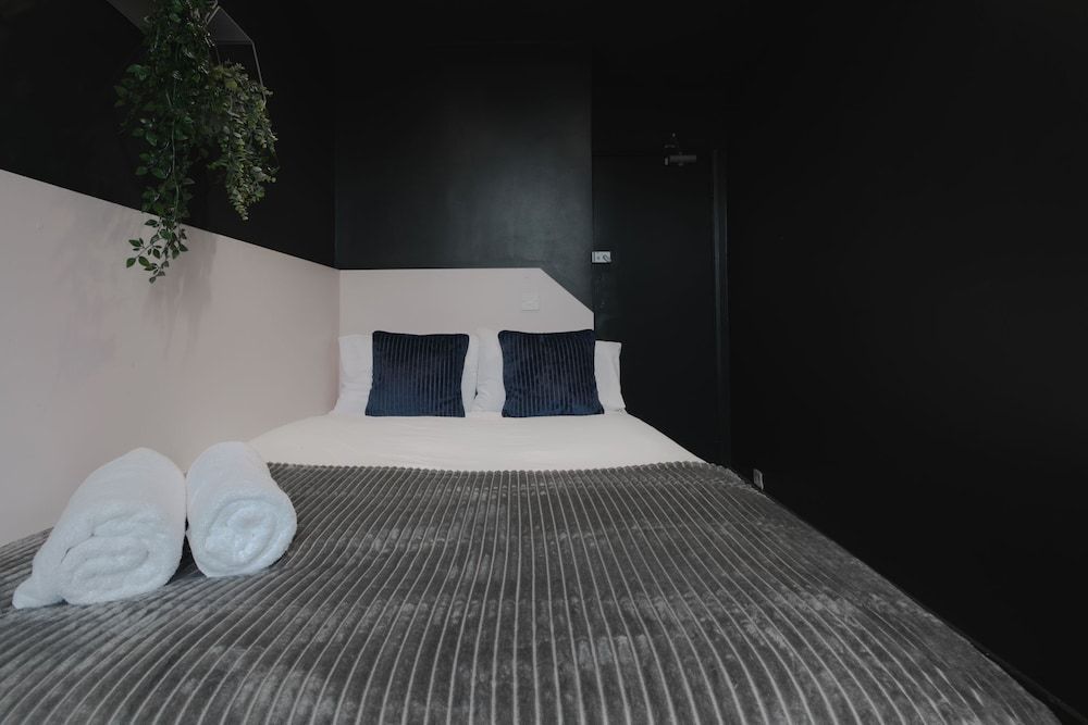 Amsterdam Hotel Double Room, Ensuite (Compact) 6