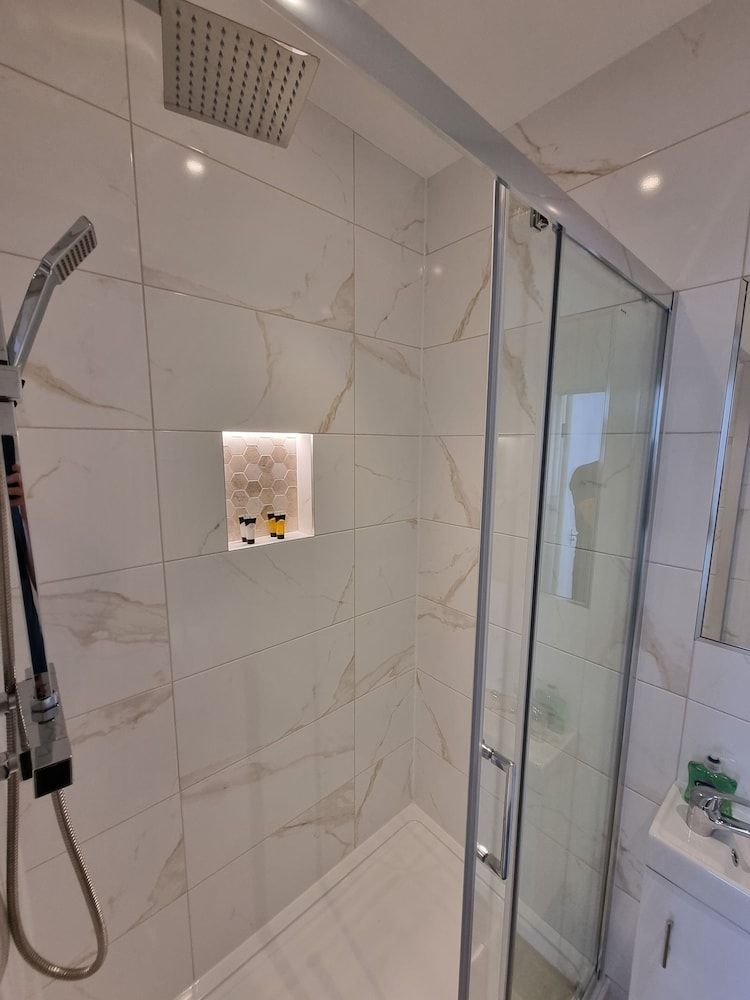 Hotel CG London Deluxe Double Room 4