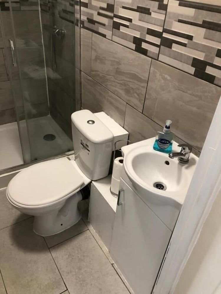 Featherstone Court Comfort Double Room 7
