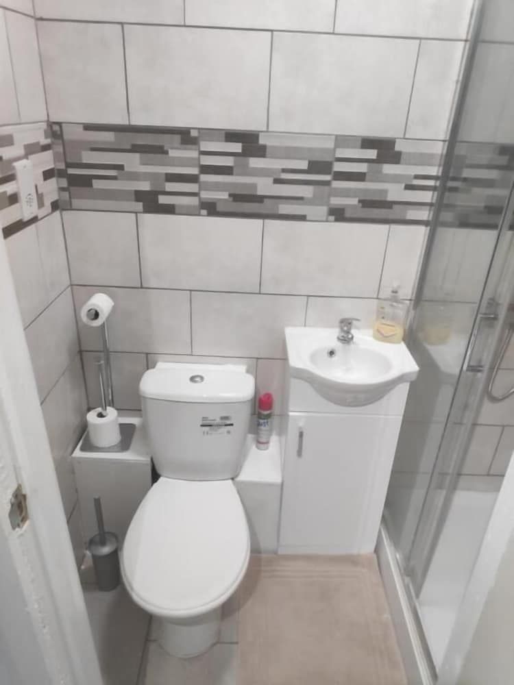 Featherstone Court Standard Double Room 5