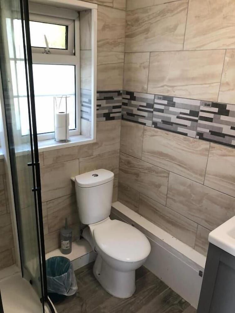 Featherstone Court Deluxe Double Room 8