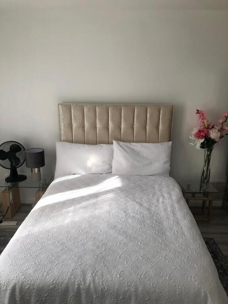 Featherstone Court Deluxe Double Room 2