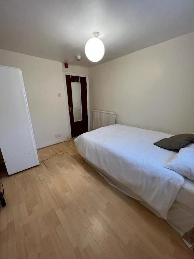 undefined Bruce Rooms 4