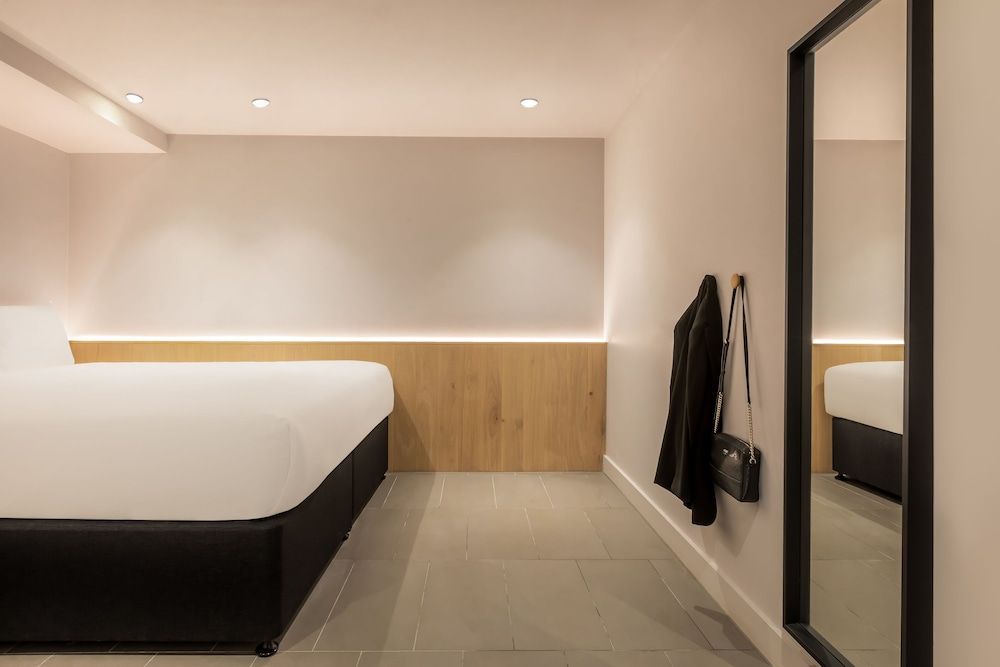 Zedwell Underground Hotel Tottenham Court Road Cocoon 2 Accessible 4