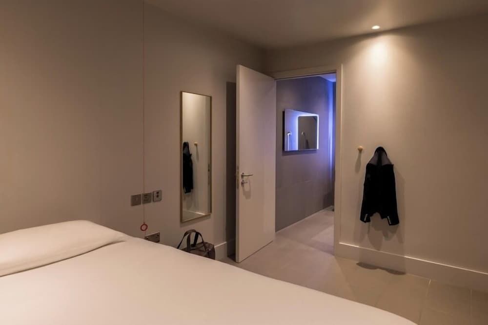 Zedwell Underground Hotel Tottenham Court Road Cocoon 2 Accessible 2