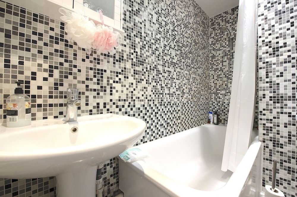 East London Short Let's Deluxe Triple Room, 1 Double Bed with Sofa bed 6