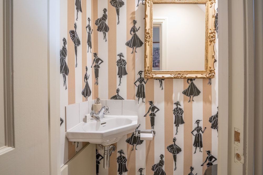 Immaculate Designer Home in Wandsworth House, 4 Bedrooms 37