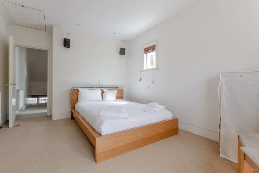 undefined Large Modern Maisonette in Southfields 4