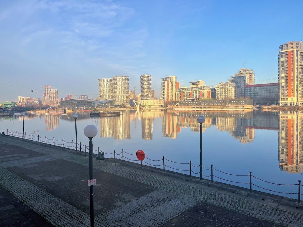 undefined Panoramic Docklands Home With Waterfront Views by Underthedoormat 5