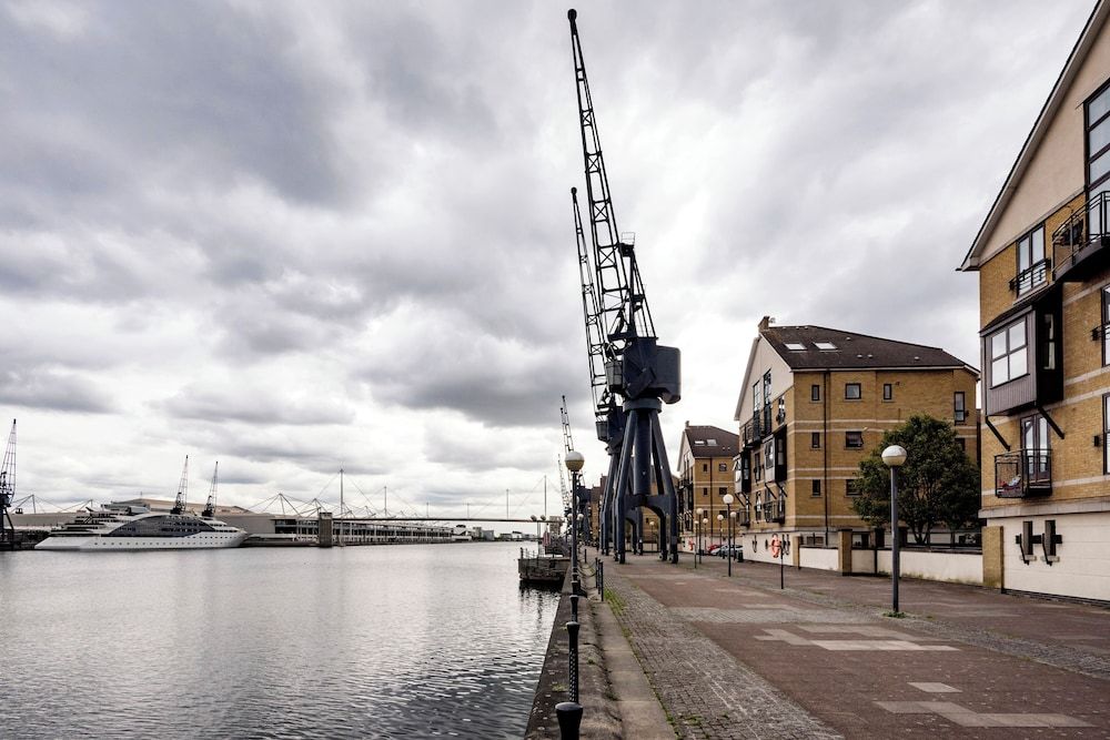 undefined Panoramic Docklands Home With Waterfront Views by Underthedoormat 3