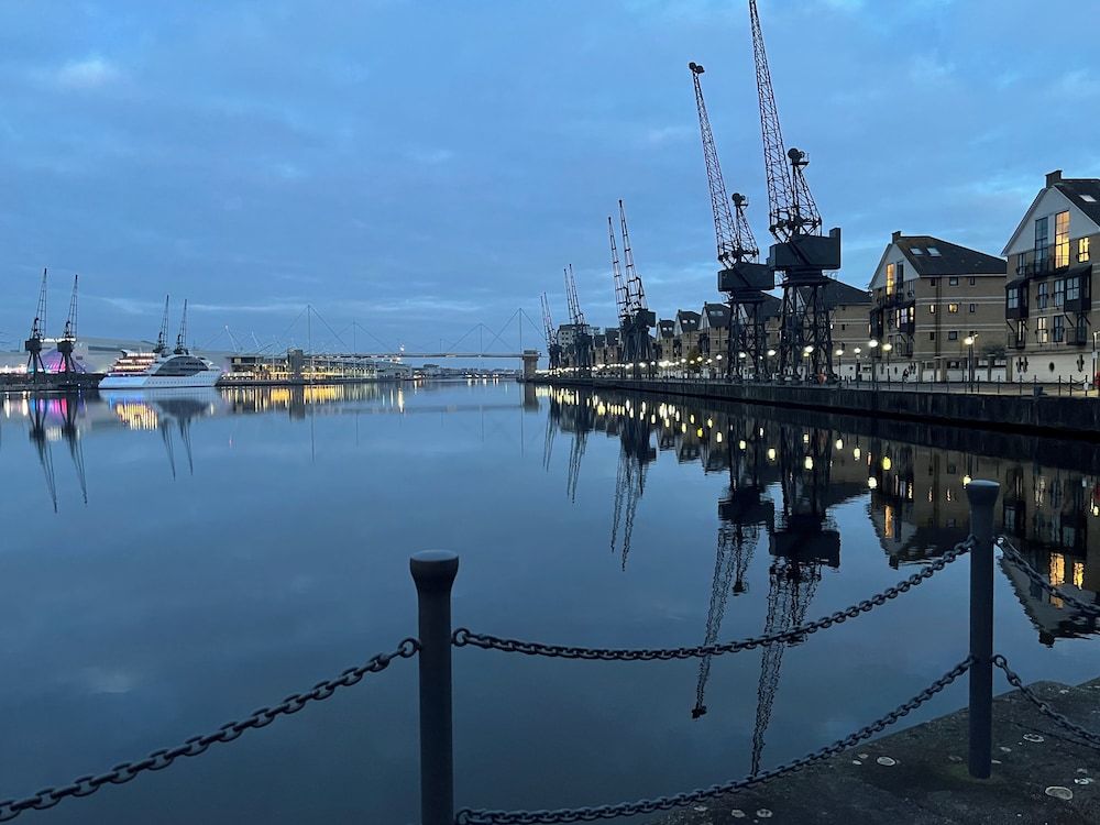 undefined Panoramic Docklands Home With Waterfront Views by Underthedoormat 4