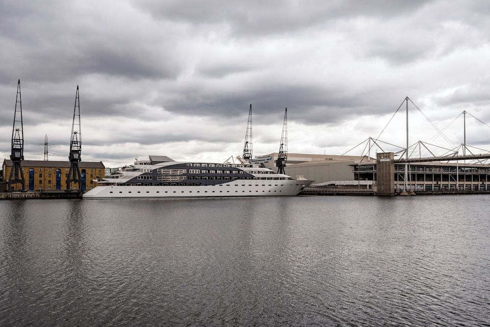 undefined Panoramic Docklands Home With Waterfront Views by Underthedoormat 2