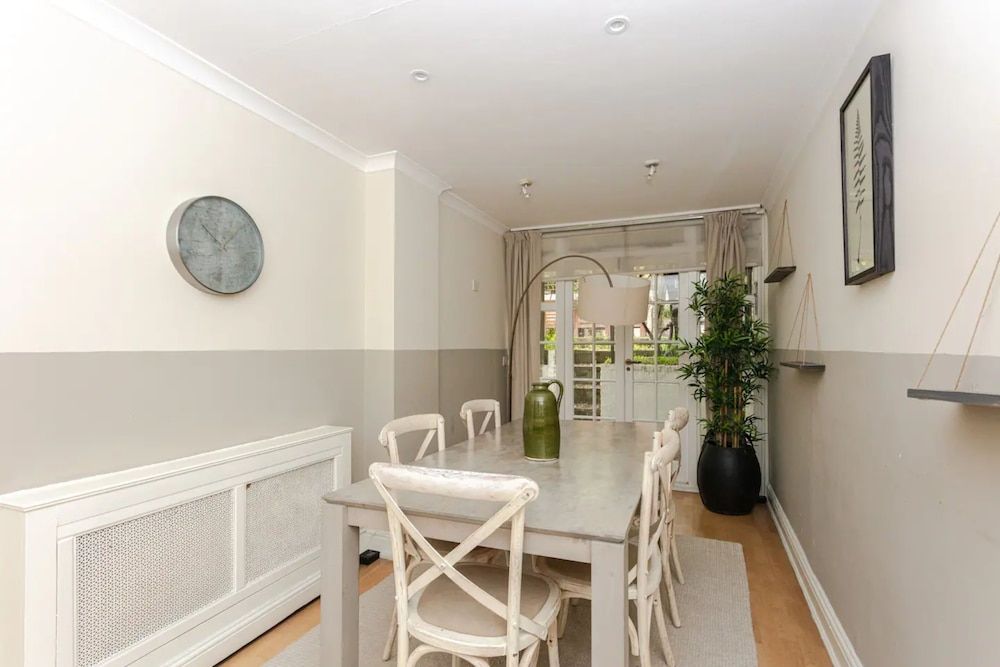 undefined Beautiful 5 Bedroom Home With Garden in South Kensington 2