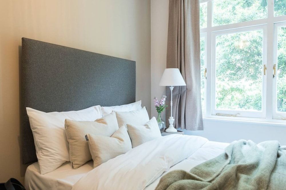 undefined Beautiful 5 Bedroom Home With Garden in South Kensington