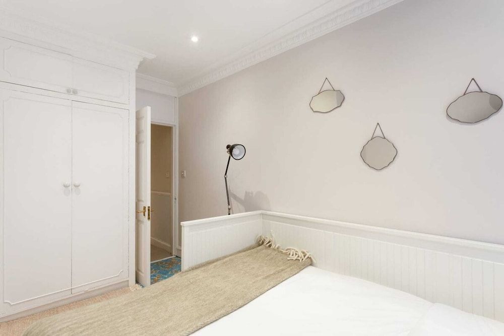 undefined Beautiful 5 Bedroom Home With Garden in South Kensington 5