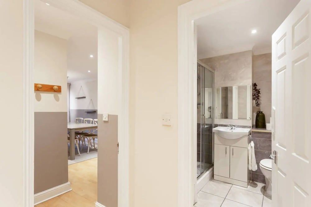 undefined Beautiful 5 Bedroom Home With Garden in South Kensington 6