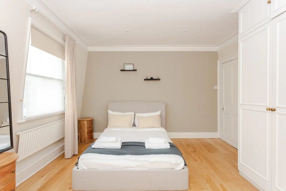 undefined Beautiful 5 Bedroom Home With Garden in South Kensington 8