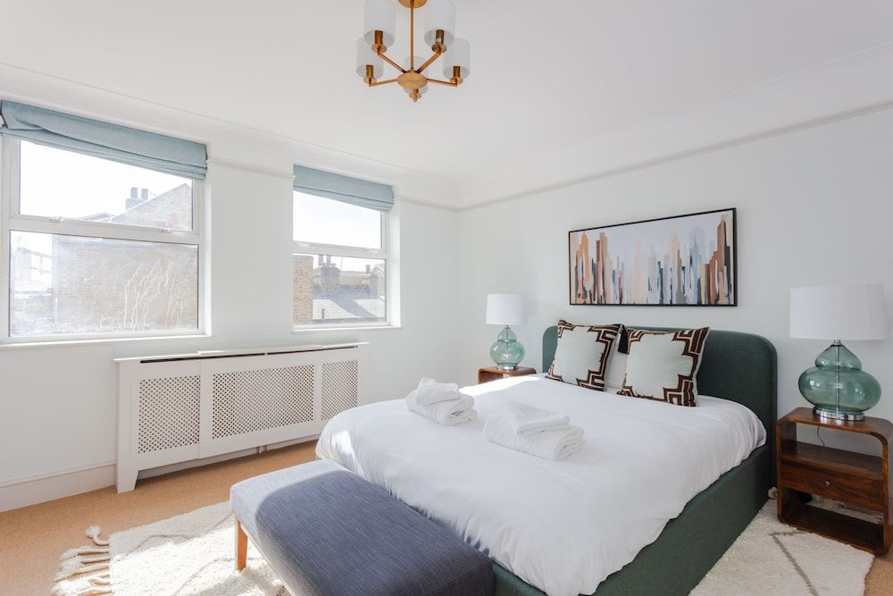 Newly Refurbished 4 Bedroom House in East London Basic House, Multiple Beds 8