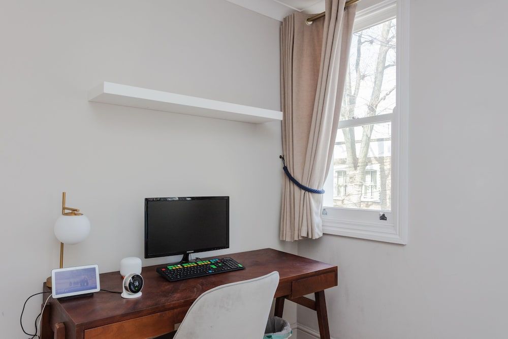 Newly Refurbished 4 Bedroom House in East London Basic House, Multiple Beds 19