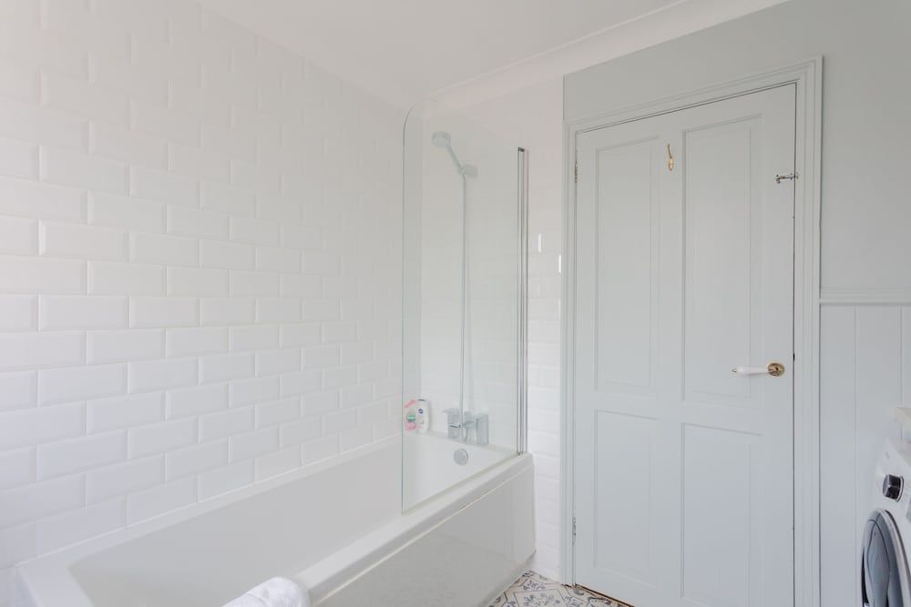 Newly Refurbished 4 Bedroom House in East London Basic House, Multiple Beds 13