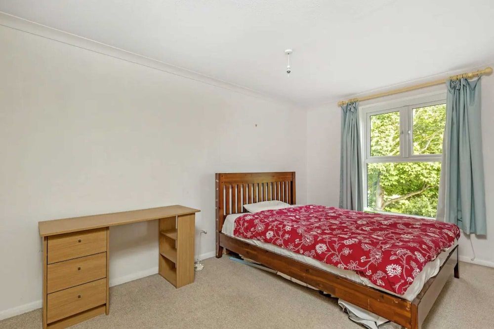 undefined Charming 2 Bedroom Home in South London With Garden 2