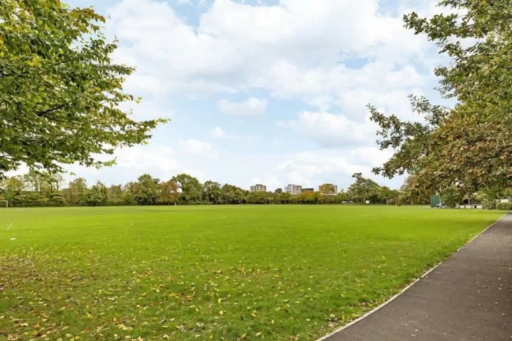 undefined Charming 2 Bedroom Home in South London With Garden 8