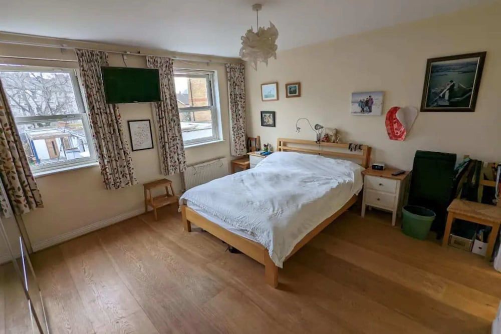 undefined Cheerful 4 Bedroom Home in the Heart of London