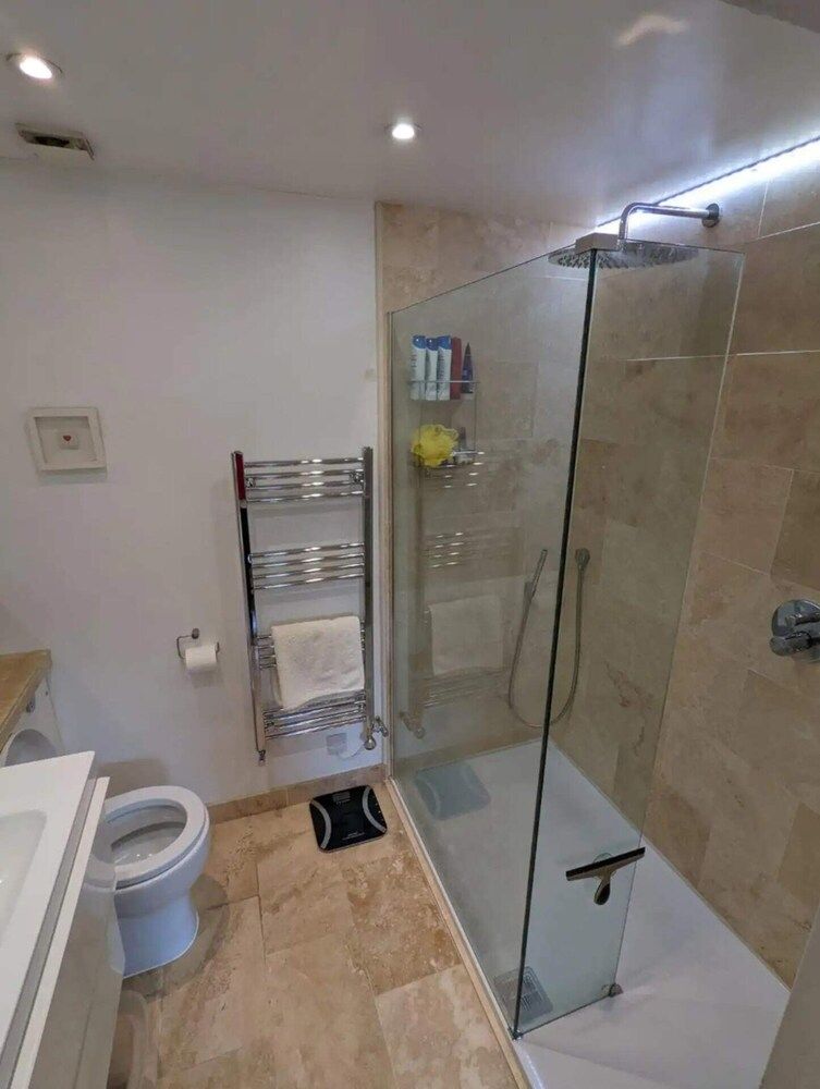 undefined Cheerful 4 Bedroom Home in the Heart of London 8