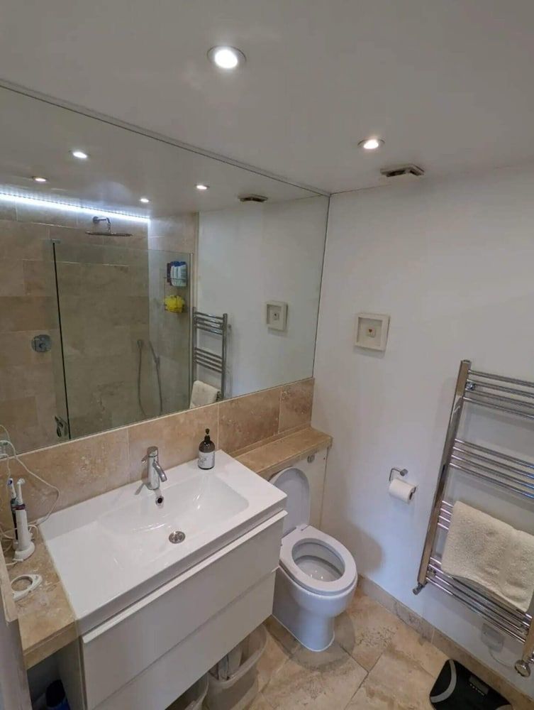 undefined Cheerful 4 Bedroom Home in the Heart of London 10