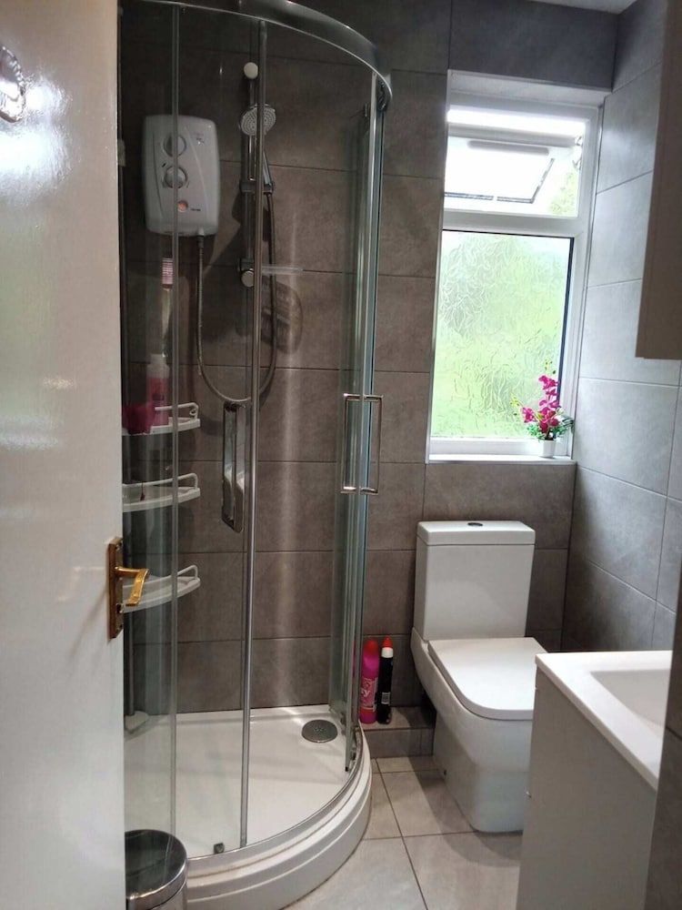 Homely 3 Bedroom House With a Garden Basic House, Multiple Beds 19