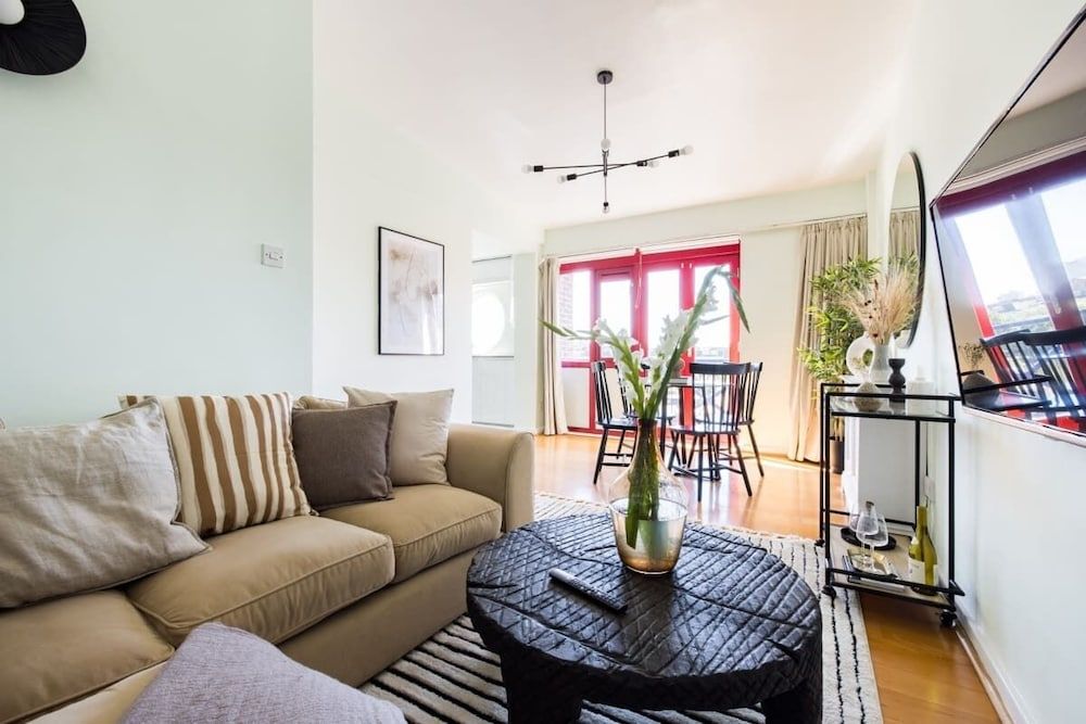 The Shadwell Secret - Contemporary 4bdr House House (4 Bedrooms)