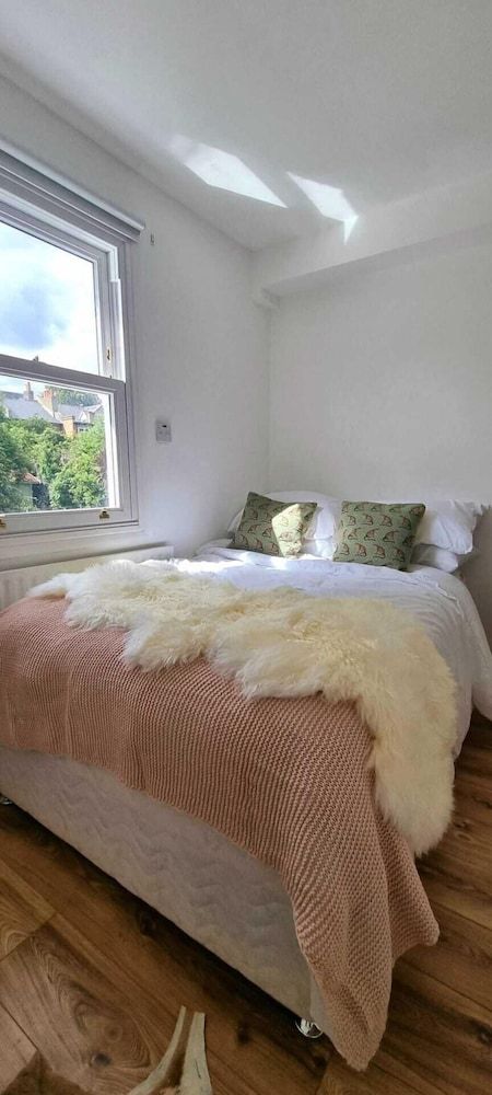 undefined Stylish 3 Bedroom Townhouse in Brockley With Large Garden 10