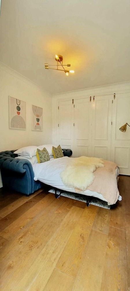 undefined Stylish 3 Bedroom Townhouse in Brockley With Large Garden 7