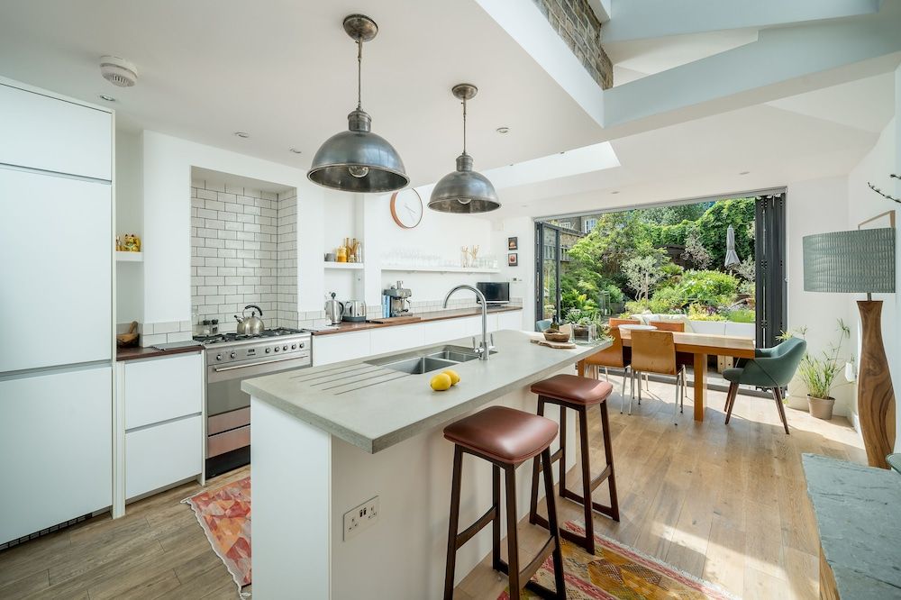 undefined JOIVY Contemporary 2-Bed House W/ Private Garden 8