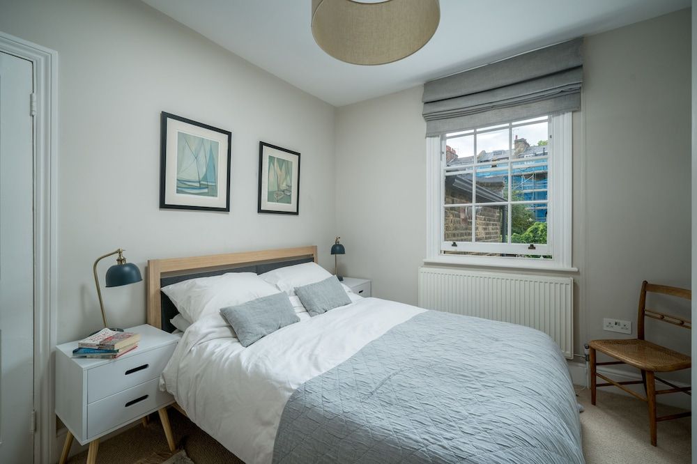 undefined JOIVY Contemporary 2-Bed House W/ Private Garden 7