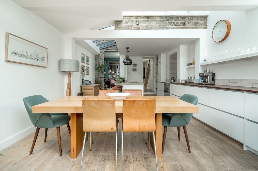 undefined JOIVY Contemporary 2-Bed House W/ Private Garden 9