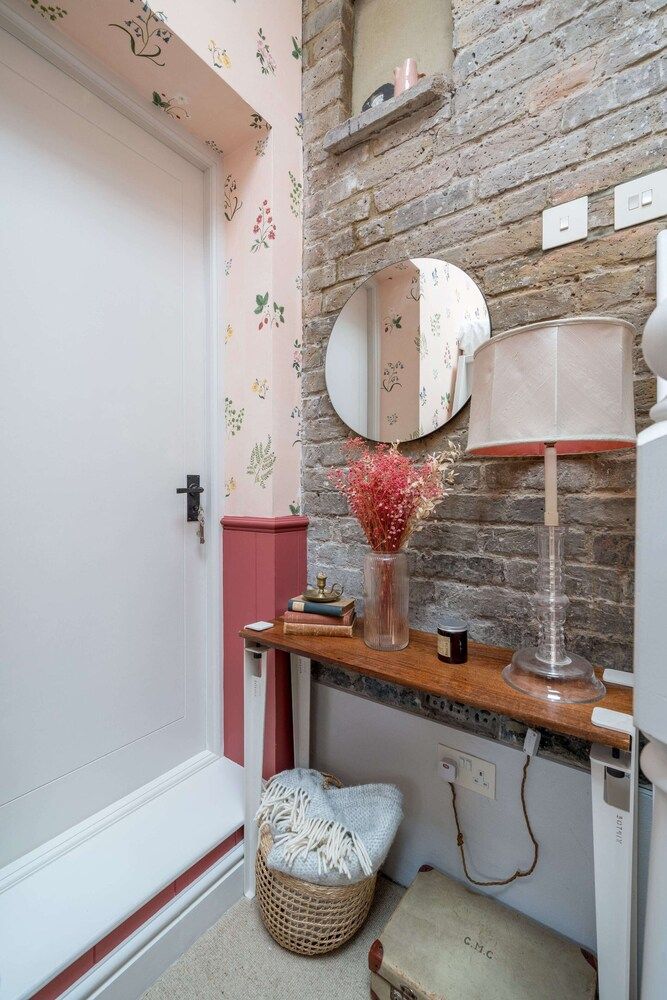 JOIVY Stylish 2-Bed House W/ Private Garden In Hackney House, 2 Bedrooms 9