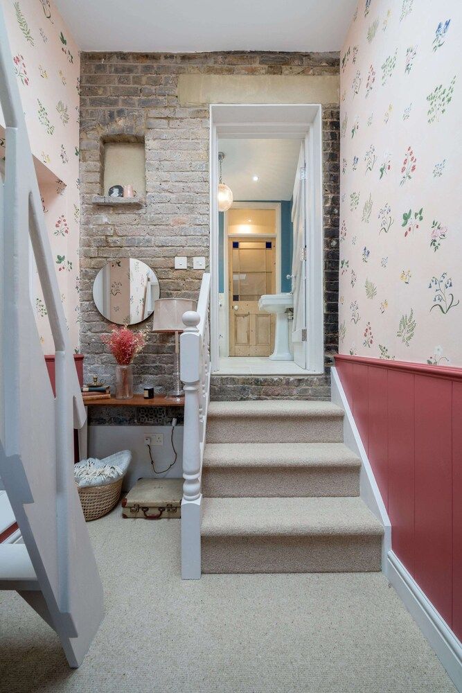 JOIVY Stylish 2-Bed House W/ Private Garden In Hackney House, 2 Bedrooms 7