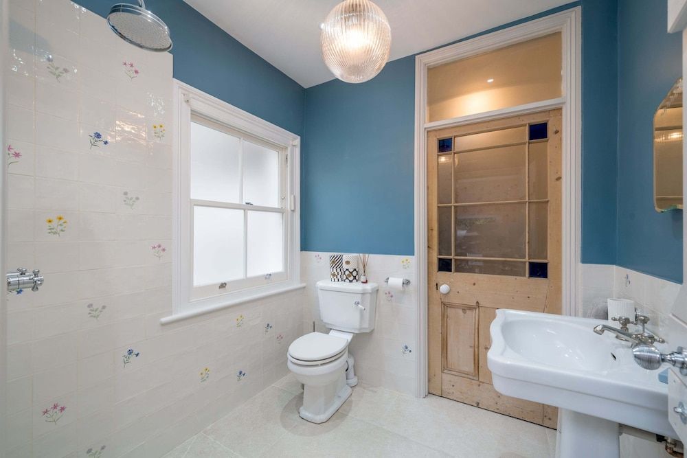 JOIVY Stylish 2-Bed House W/ Private Garden In Hackney House, 2 Bedrooms 15