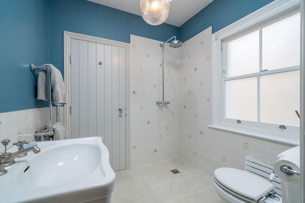 JOIVY Stylish 2-Bed House W/ Private Garden In Hackney House, 2 Bedrooms 16