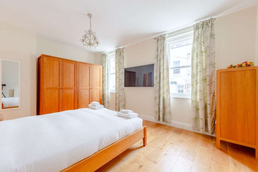 undefined Spacious and Central 3 Bedroom House in Paddington 10