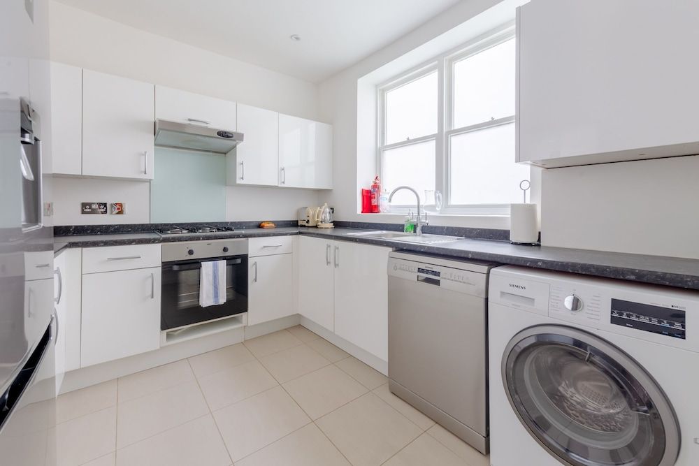 Spacious and Central 3 Bedroom House in Paddington Basic House, Multiple Beds 19