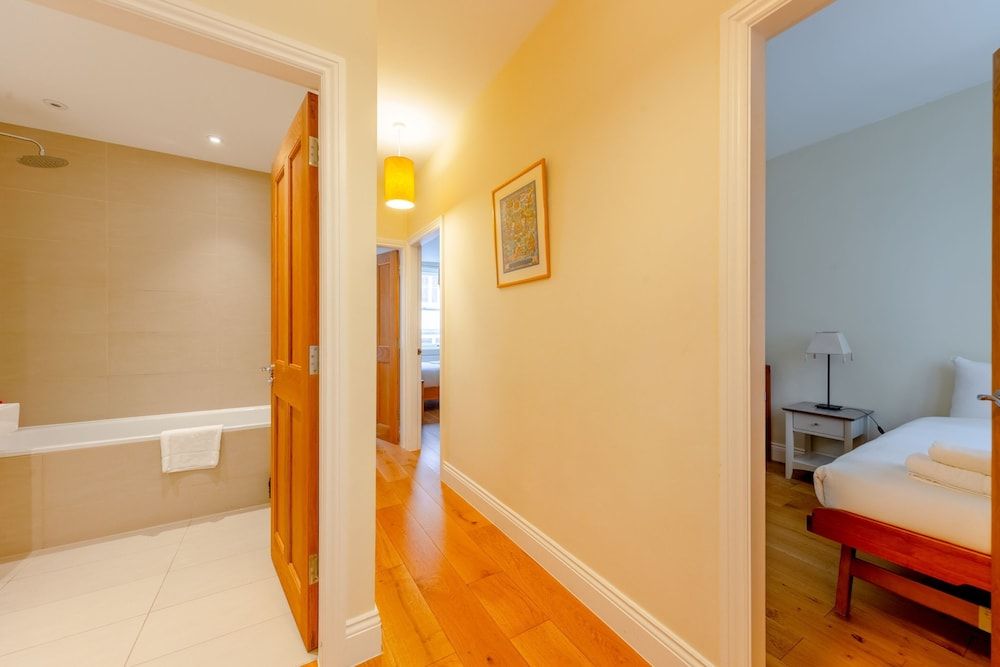 undefined Spacious and Central 3 Bedroom House in Paddington 7